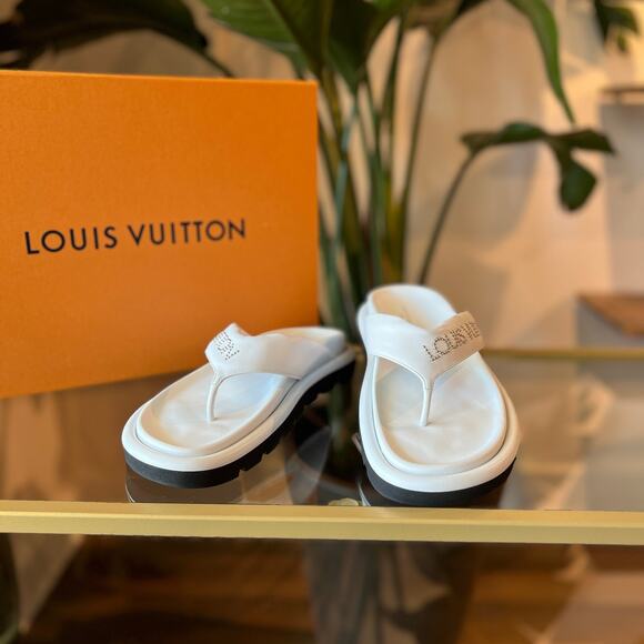 LOUIS VUITTON White Leather Studded Accents Flip Flops SZ 40 - Picture 2 of 9